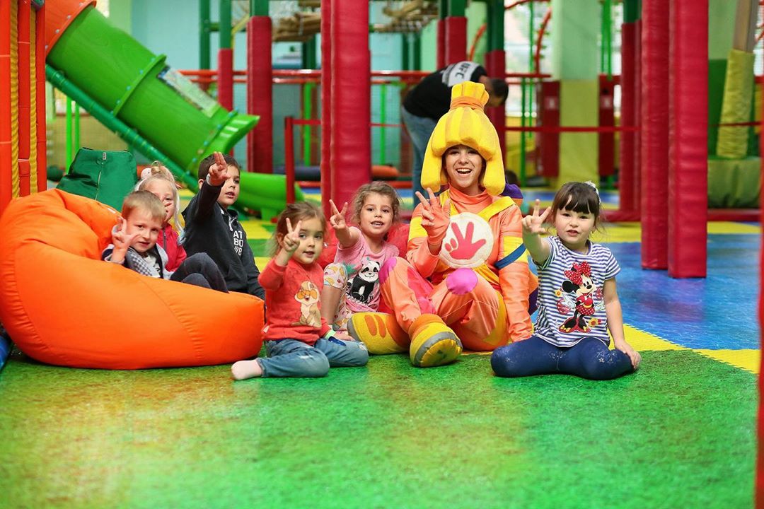 Куда сходить с ребенком в калуге. Радостные дети в развлекательном центре. Детский развлекательный центр Новосибирск. Развлечения для детей в Новосибирске. Развлекательные центры для детей в Туле.